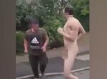 なんで全裸なんだよ！？　裸の男がストリート上で殴り合いしている動画が話題に