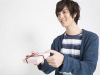 「何でもいいよ」は建前！　男性が期待するプレゼントのブランド