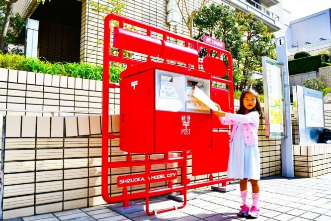 静岡市役所静岡庁舎前にはポストのプラモニュメントも。実際に投函もできる