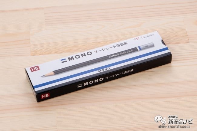 机に置かれた鉛筆12本が入った箱