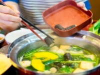 大皿料理の「直箸」はアリ？　64.2％の女性は……