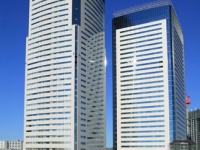 NTTデータの本社がある豊洲センタービル（左／「Wikipedia」より）