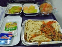 中国国内線の典型的な機内食。パンやザーサイの袋がある
