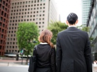 気になるカレは社内の人です。職場の仲間が恋愛対象になったきっかけ4つ！