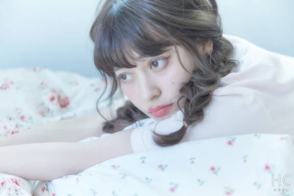 ベッドに横になって思い悩む女性