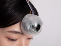 歩きスマホの危険性を「第三の目」が察知。スマホ依存症の人のための風刺的なデバイスが開発される