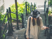 「この秋はゆったりめ！」女性618人に聞いた人気NO.1のファッションアイテムとは？