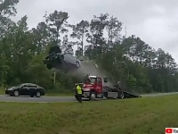 映画さながらのカースタントが現実に。緊急停車中のレッカー車に走行車が乗りあげ宙に舞う
