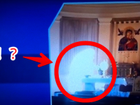 天使かな？教会内の聖体を撮影すると光り輝くエンジェル風の何かが二度も撮影される(アメリカ)