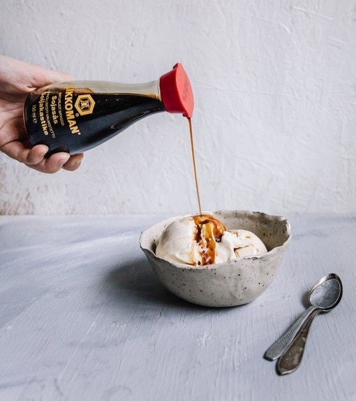 バニラアイスにしょう油！？（画像はKikkoman Suomiフェイスブックより）