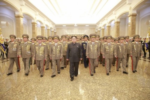 金正恩氏の右から2人目が金元弘氏（2016年4月15日付労働新聞より）