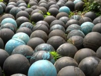 いったいなぜ!?家の下から大量のボウリングのボールが発見される