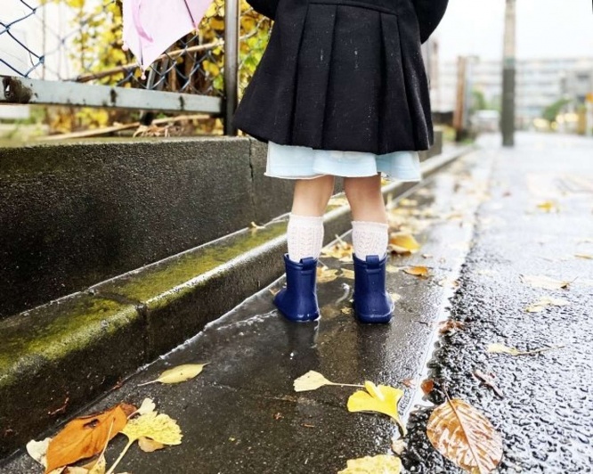 振り返ると小学生の少女が(画像はイメージ)