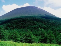 浅間山と噴煙（Alpsdakeさん、1996年9月撮影、Wikimedia Commons