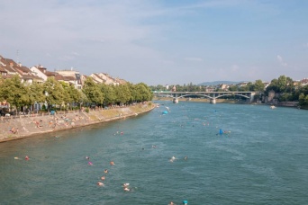 一方スイスでは、川を泳いで通勤する人々がいる
