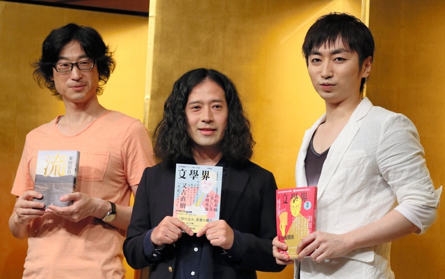 画像出典:朝日新聞DIGITAL 芥川賞に決まった(右から)羽田圭介さんと又吉直樹さん、直木賞に決まった東山彰良さん