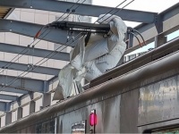 吹っ飛んできた布団、パンタグラフに引っかかり内容物をまき散らす　その時、駅の様子は？現場を捉えた乗客に聞く