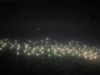 深夜2時に見た〝超常的光景〟に11万人驚がく「銀河鉄道の夜みたい」　窓の外に得体の知れぬ光の群れが...