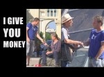 通行人に突然お金をプレゼントしたらどんな反応をするのかな？