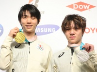 羽生結弦選手（左）・宇野昌磨選手（写真：YUTAKA/アフロスポーツ）
