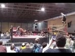 【プロレス】トップロープからのニードロップ！　かと思ったら…