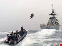 海兵隊がジェットパックで哨戒艦に乗り込む訓練映像は本物なのか？