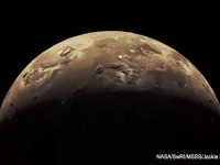 探査機ジュノーが木星衛星イオに超接近。驚くべき火山噴火の様子をとらえる