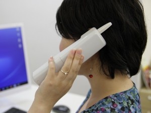 電話を取る女性
