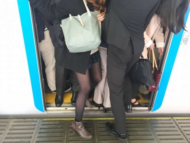 すぐ満員電車に消えてしまった(画像はイメージです)