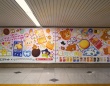 こげぱん、たれぱんだ、アフロ犬...懐かしの顔が大集合　大阪＆名古屋駅の〝巨大シール帳広告〟がエモすぎ