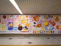 こげぱん、たれぱんだ、アフロ犬...懐かしの顔が大集合　大阪＆名古屋駅の〝巨大シール帳広告〟がエモすぎ
