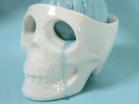 火を灯すと涙を流す!? 全然受け皿になってない、ちょっと迷惑なキャンドルスタンド