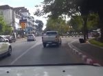 一体何が！？　突然コントロールを失った車が…！？
