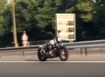 【ホラー】人が乗ってないバイクが道路を…