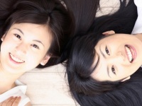 胸の高まりがとまらない！　男性が思わずドキドキしちゃう女性のしぐさ、2位「髪を耳にかける」1位は？