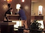 意見がまっ二つ！　ホテルの半裸女性は服を着ていないのか？