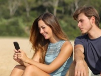 嫉妬深い彼氏の対処法～男性が嫉妬する心理と嫉妬ときに見せるサイン～