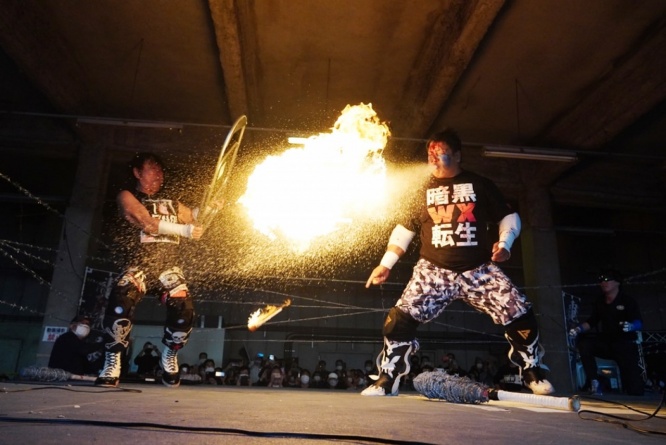 大仁田厚に火炎攻撃をするポーゴ