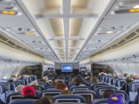 飛行機の座席シートが青色なのはなぜ？それには3つの理由があった