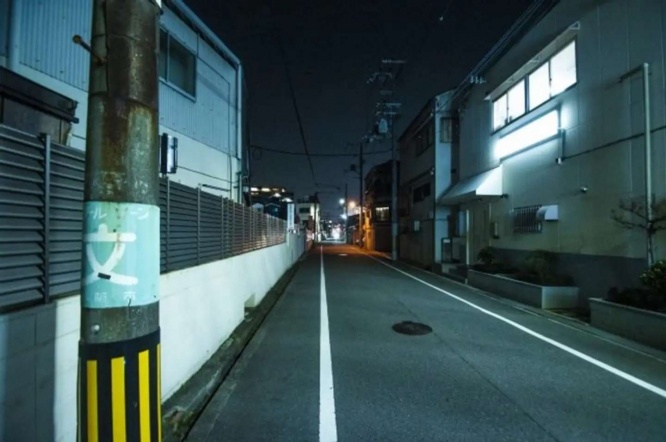 自宅から通りまでフラフラ...(画像はイメージです)