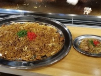 左が「G20焼きそば」、右は通常の1人前の焼きそば