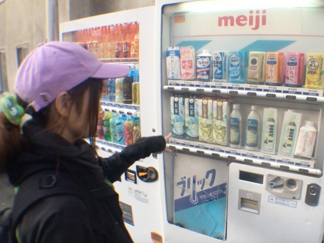 1リットルサイズの紙パックのお茶が丸ごと売られている