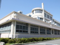 路上で小学生に『下半身見せつけ』　市立高校教師(26)逮捕＆停職処分　教師は「ストレス発散のためにやった…」