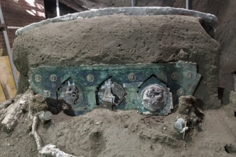 前例のない大発見！2000年前の古代ローマの四輪馬車がほぼ完全な状態で発掘される（ポンペイ）