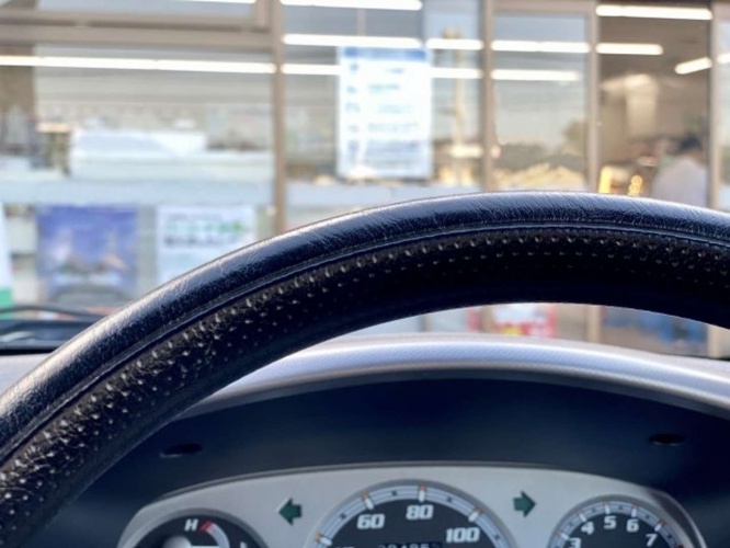 コンビニの駐車場にいたタクシーの運転手さん(画像はイメージ)