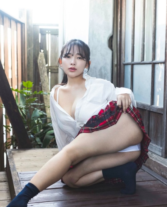 白　パンチラ 0ページ目)【昭和エロ×パンチラ】天木じゅん、はだけた白シャツとまくり上げたスカートで禁断の制服ショット披露 - デイリーニュースオンライン