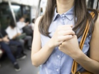 ぶっちゃけ、ノースリーブで出勤する女性はアリ？　7割の男性の本音とは……