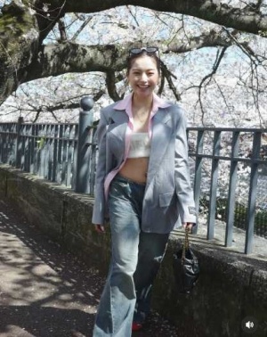 ゆきぽよのへそピアスが春を彩る