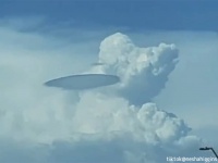 典型的なUFO型。雲間に浮かぶ巨大な円盤型の物体の正体は？