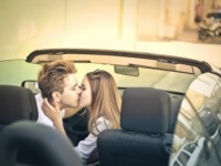 ミスったら嫌われるかも!?　ドライブデートでキスを成功させるコツ